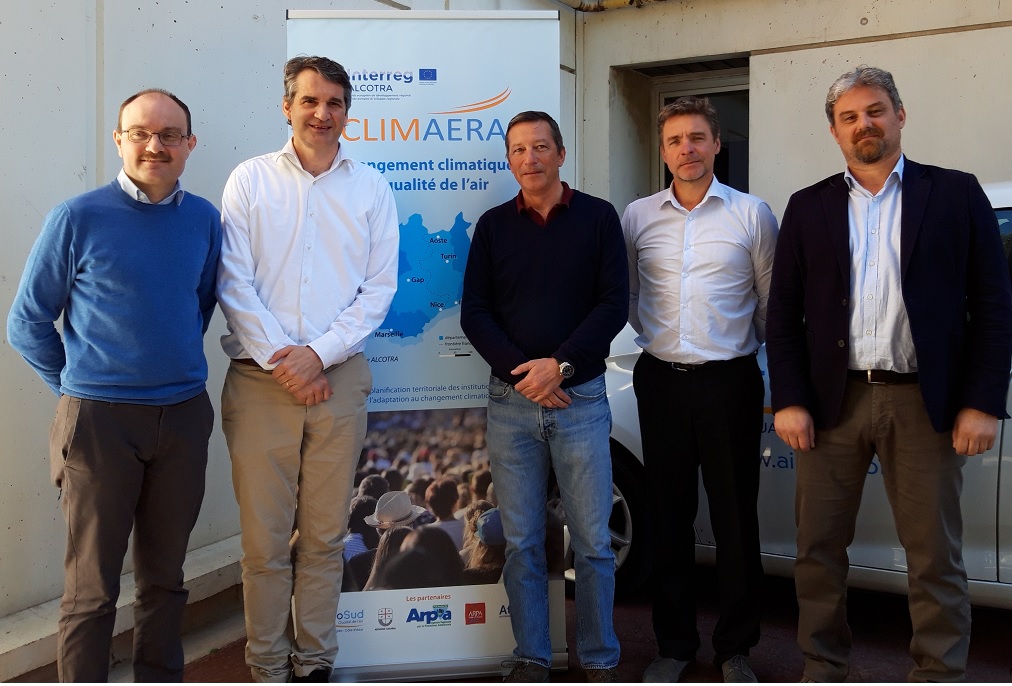 Alexandre Armengaud, ingénieur d'études chez AtmoSud et Dominique Robin, directeur d'AtmoSud entourés de membres de l'équipe italienne (Photo M.B.)