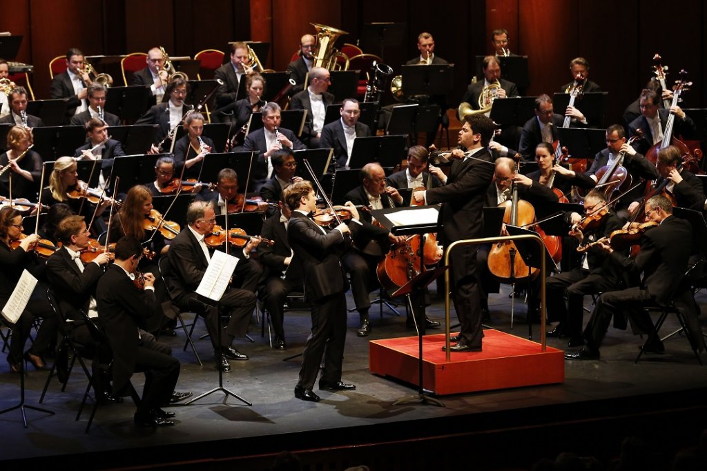 Lahav Shani et Renaud Capuçon : duo gagnant devant un splendide orchestre symphonique de Vienne qui a offert avec joie valse et polka de Johann Strauss en bis alors que le violoniste avait proposé, lui, sa méditation favorite, celle de Thaïs, avant de quitter son public. (Photo Caroline Doutre)