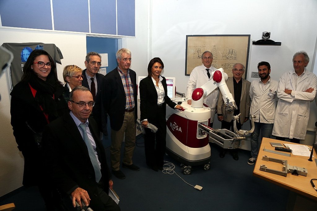 Martine Vassal a rencontré les équipes du Pr. Jean Regis Chef du service de neurologie fonctionnelle pour la présentation du robot de neurochirurgie "Rosa" (Photo Robert Poulain)