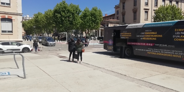 Le bus pour la démocratie a fait halte après Aix-en-Provence à Marseille (Photo CDM)