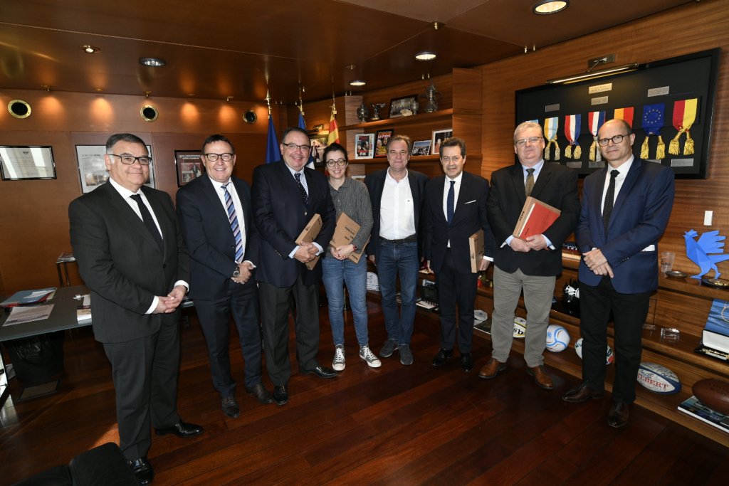 Renaud Muselier entouré d'élus au rang desquels Eric Diard, Patrick Menucci, Georges Fenech, Fethi Bensalma, Fréderic Vigouroux.... (Photo Franck Pennant)