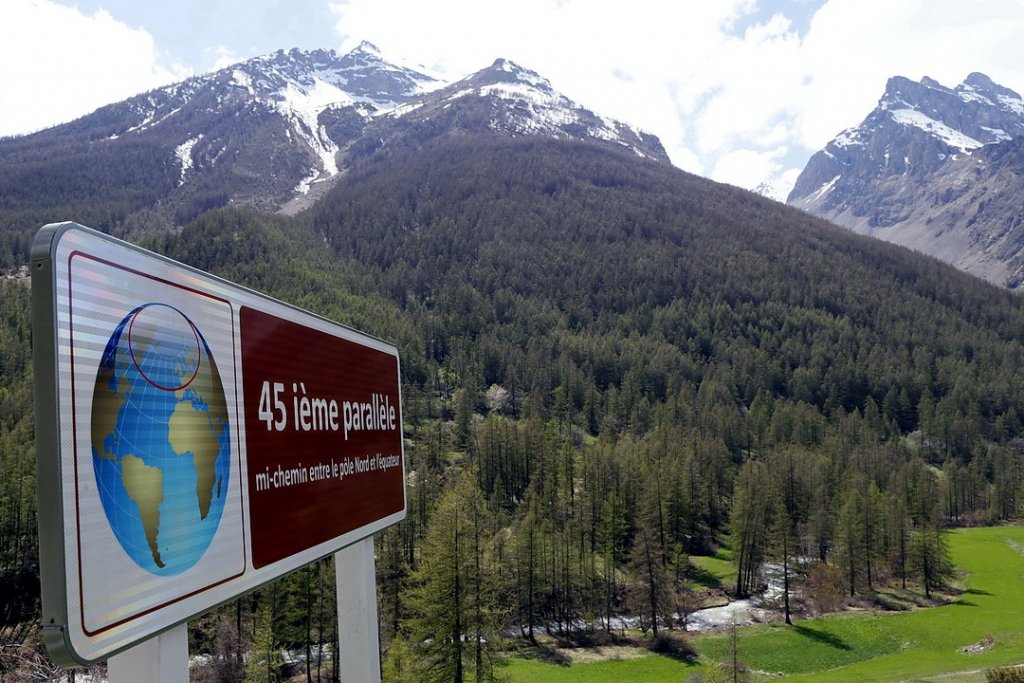 Cette ligne imaginaire qui fait le tour de la Terre est souvent indiquée d’une stèle, d’un panneau ou encore d’une sculpture, dans les villes qui en sont traversés.(Photo Robert Poulain)