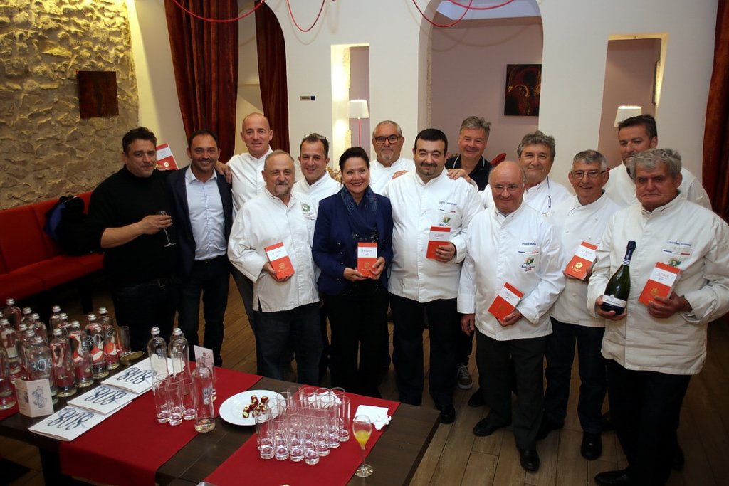 Les Maîtres Cuisiniers de France ont présenté leur nouveau Guide 2019-2020. A Marseille c'est chez le chef Gilles Carmignani, la Table de l'Olivier que le guide a été lancé en présence des chefs et maîtres de cuisine: Dominique Frérard - René Bergès - Alain Ivaldi - Sylvain Robert - Francis Robin - Christian Étienne - Gerald Guilly et, Marc Gimenez (Eau du Pays d'Aix - 808) et la maire des 2/3 Lisette Narducci (Photo Robert Poulain)