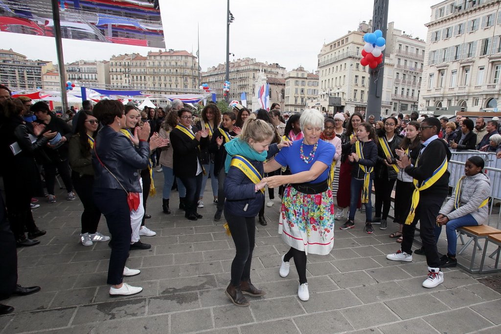 Toutes les générations réunies pour le grand bal populaire. Les ados du Conseil départemental des jeunes des Bouches-du-Rhône ont été initiées au Be-Bop - Boogie-Woogie et autre swing (Photo Robert Poulain)