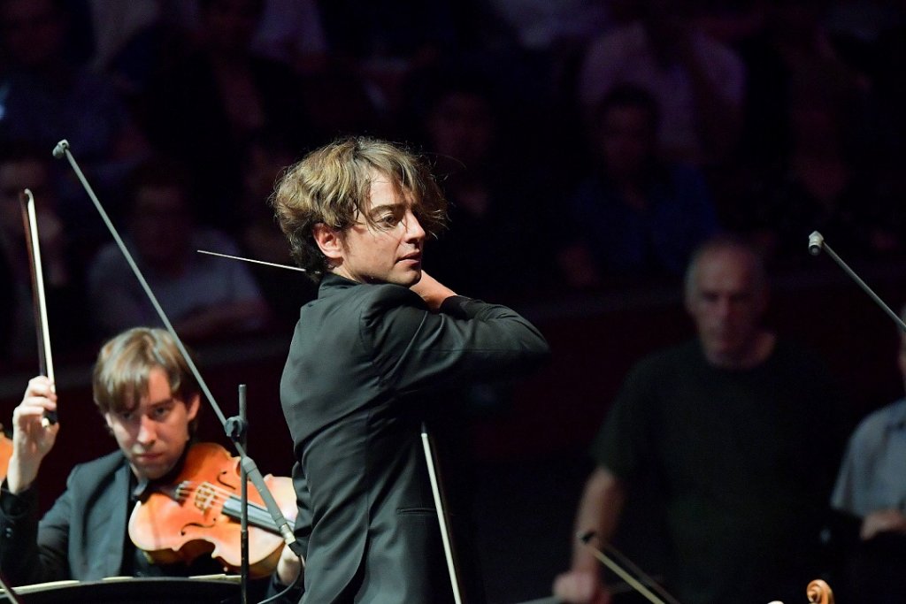 Jérémie Rhorer est l’un des chefs français les plus demandés actuellement. Il vient de connaître un grand succès avec une Traviata au Théâtre des Champs E lysées nominée aux opéra awards et prépare sa direction prochaine de la Deutsche Kammerphilharmonie à l’invitation de ce prestigieux ensemble. (Photo Chris Christodoulou)