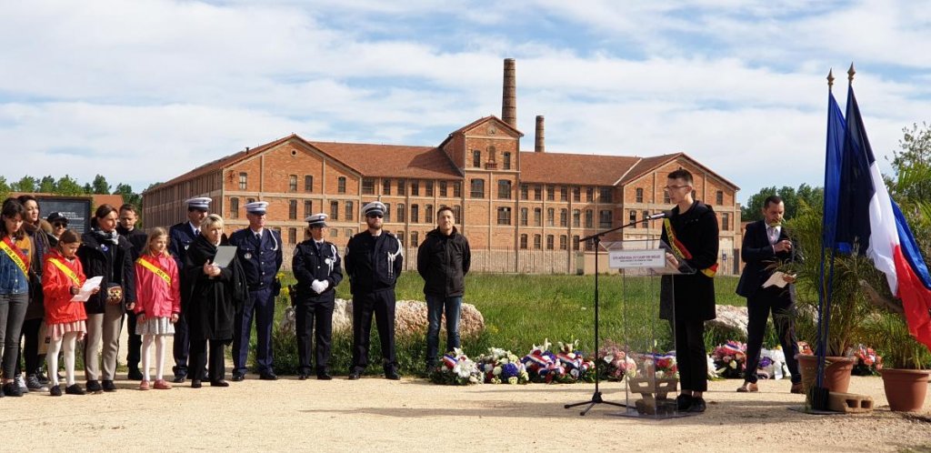 Lecture des noms de la centaine d’enfants juifs déportés du Camp des Milles vers Auschwitz par Lucas Maffr, jeune lycéen (Photos Fondation du Camp des Milles)