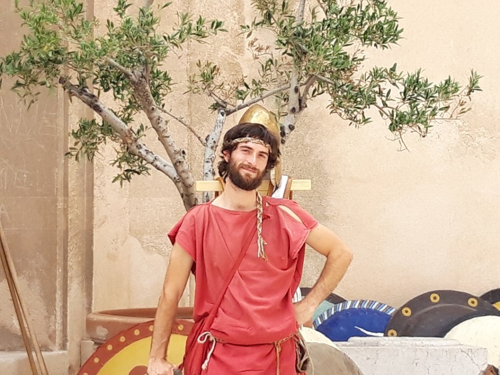 Vincent Torres-Hugon, en tenue d'hoplite (soldat grec) de la période classique, de moins 400 à moins 500 (Photo Mireille Bianciotto)