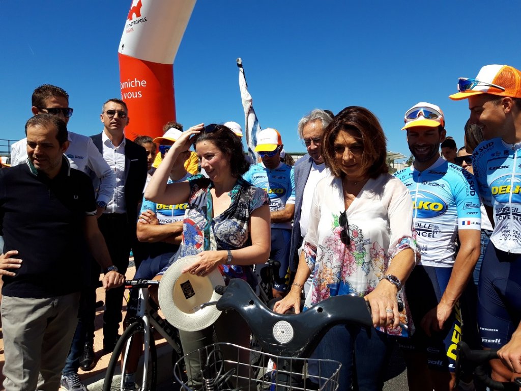 Anne-Claudius Petit et Martine Vassal prêtes pour un sprint sur les 2 kilomètres de piste cyclable inaugurée ce dimanche sur la Corniche (Photo Mireille Bianciotto)