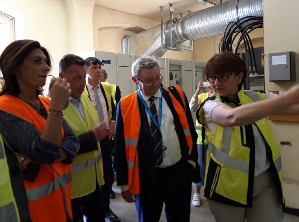 Dans le poste à haute tension, Sophie Rouan, chef du département énergie du GPMM en explique le fonctionnement à la délégation de droite à gauche Marc Reverchon, en gilet orange, Didier Réault, en gilet jaune et la présidente Martine Vassal, en gilet orange (Photo Mireille Bianciotto)