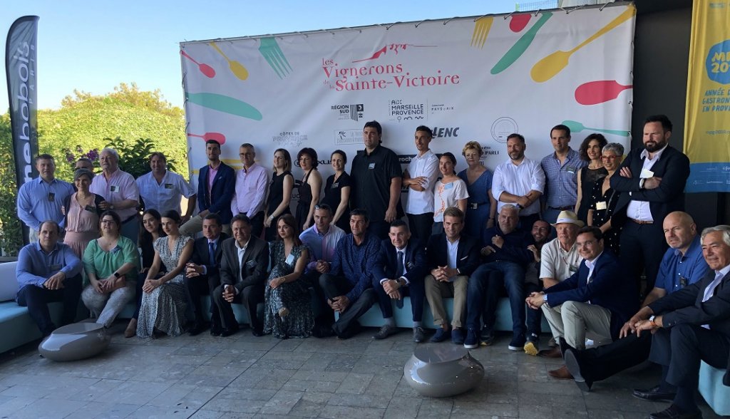 Les vignerons de Sainte-Victoire réunis pour une « photo de famille » autour d’Olivier Sumeire et Jean-Jacques Balikian avant que ne débute la dégustation… (Photo M.E.)