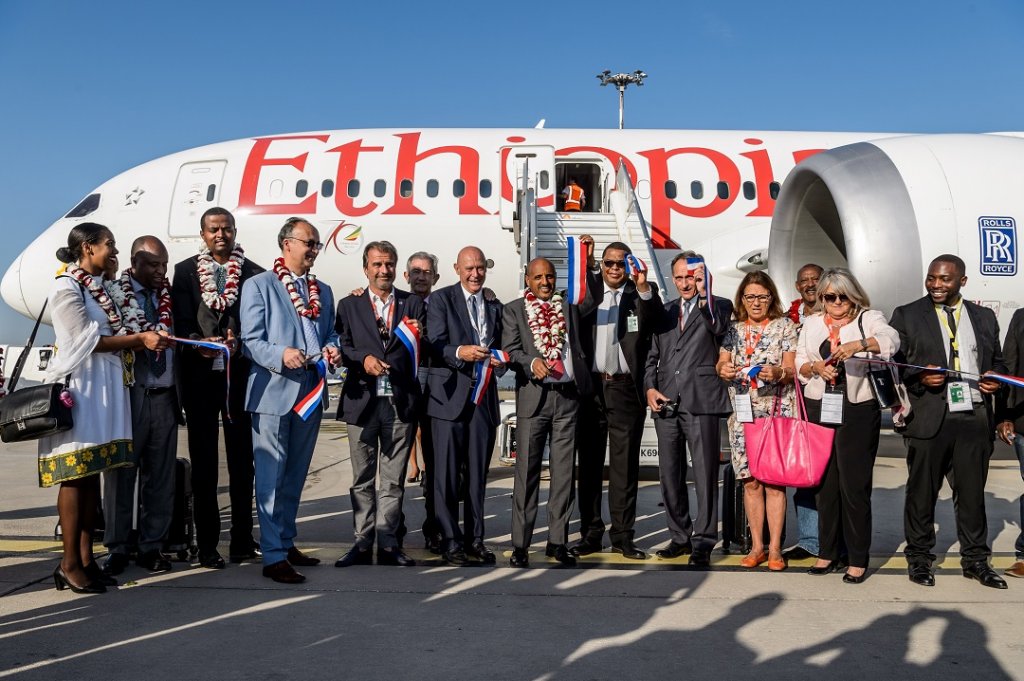 Un aréopage de personnalités se sont retrouvés sur le tarmac de l'aéroport Marseille Provence pour le vol inaugural d'Ethiopian Airlines ©AMP/F.Moura