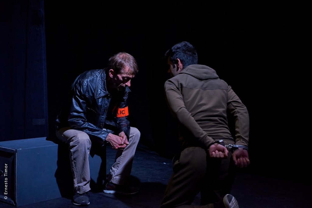 "L’arrestation" de Mario Batista avec Bruno Pesenti et Tigran Mekhitarian © Amin Théâtre/Ernesto Timor