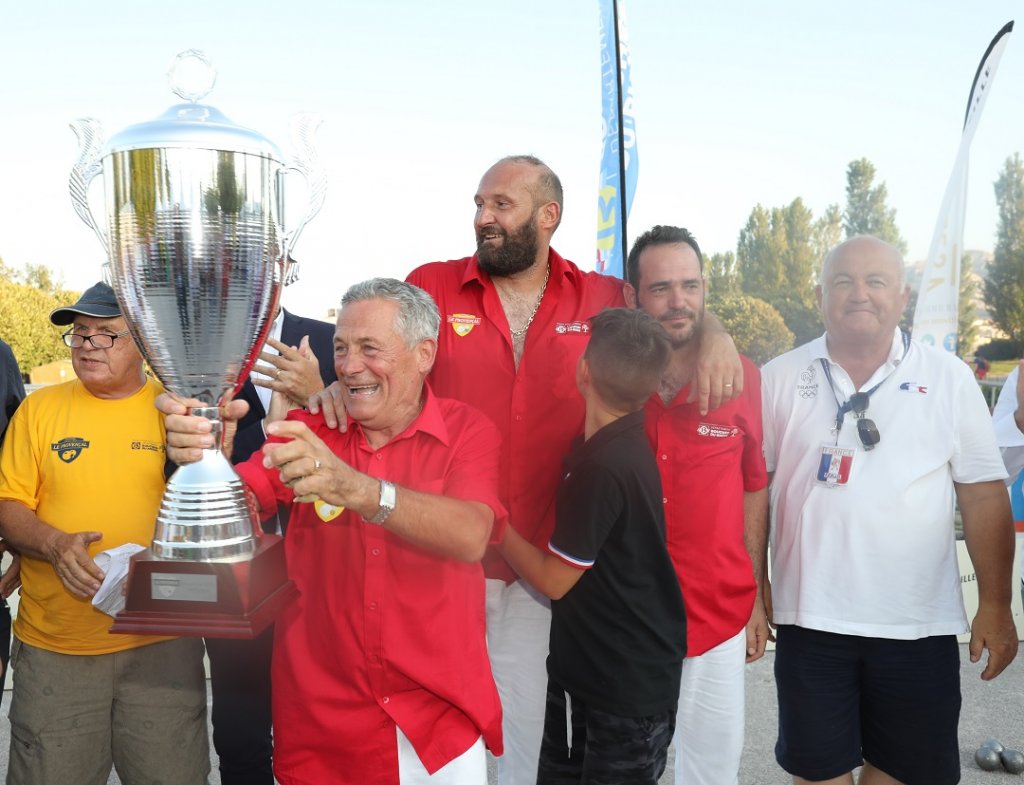 Les trois vainqueurs Roger Casini coupe à la main - qui à 72 ans rejoint Henri Lafleur vainqueur au même âge - Julien Ravotti et André Jullien heureux et émus (Photo René Rossi)