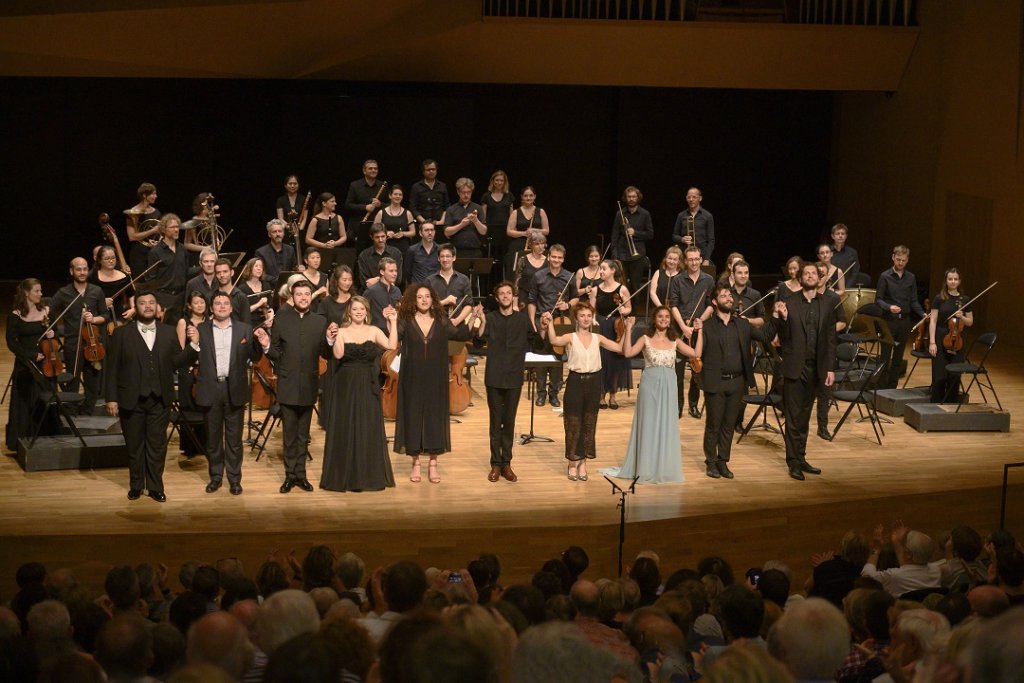 Devant l’orchestre Pygmalion, de g. à dr. Charles Sy, Eric Ferring, Yuriy Hadzetskyy, Marie Perbost, Adèle Charvet, Raphaël Pichon, Brenda Poupard, Julie Roset, Alexander Rosen et Nicolai Elsberg réunis aux saluts pour recevoir l’ovation d’une salle conquise. ( Photo Jean-Claude Carbonne)