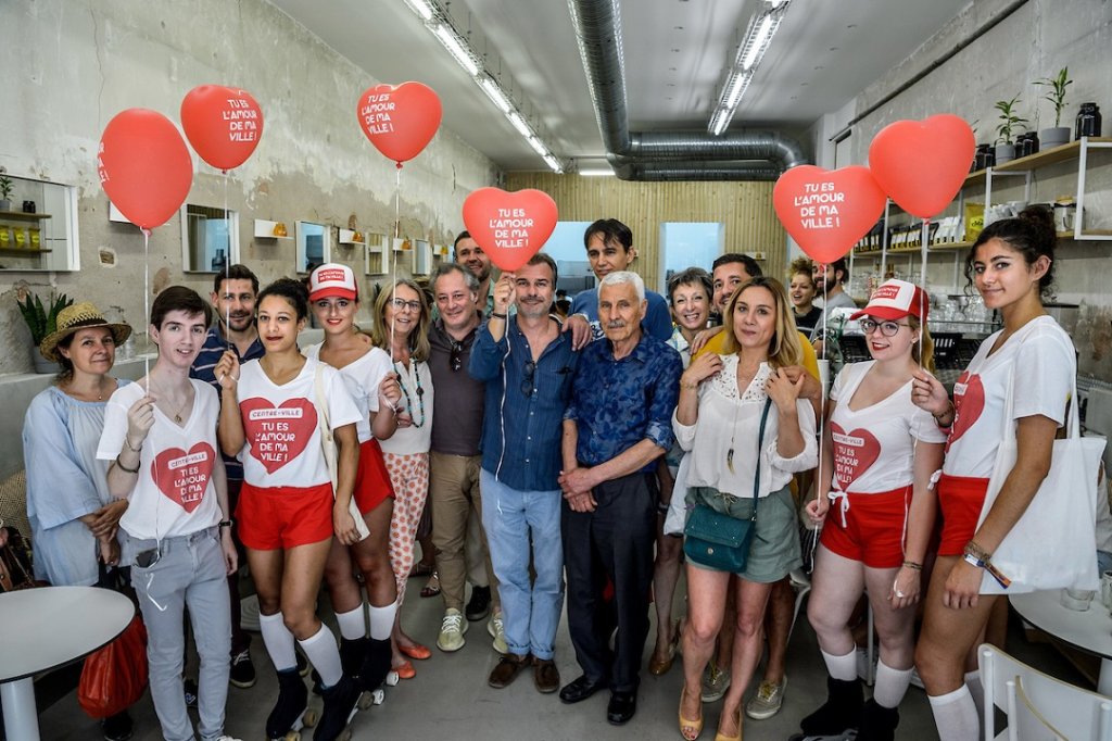 Opération Summer Shopping lors de laquelle Jean-Luc Chauvin, Président de la CCI Marseille Provence, Jean-Luc Blanc, vice-président en charge du commerce et Corinne Pellegrini, Georges Garat et Nicole Richard-Vespieren, membres élus de la CCIMP, étaient mobilisés pour soutenir les commerces ouverts en ce dimanche 30 juin. Une opération collective initiée dans le cadre de "Marseille centre-ville, tous acteurs !" et soutenue par la CMAR Paca, les 10 associations et fédérations de commerçants du Centre-ville de Marseille, le Club de la Croisière Marseille Provence et l’Office Métropolitain de Tourisme et des Congrès de Marseille.(Photo François Moura/CCIMP )