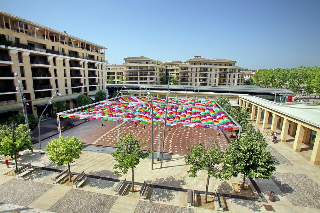 Aix-en-Provence ouvre les parapluies (Photo Robert Poulain)