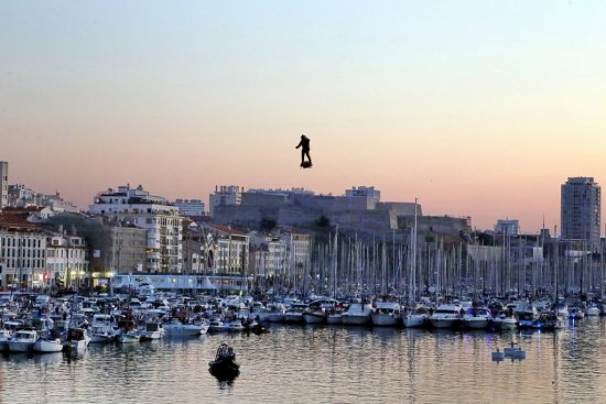 Franky Zapata au-dessus du Vieux-Port de Marseille lors des festivités du 14-juillet (Photo Robert Poulain)