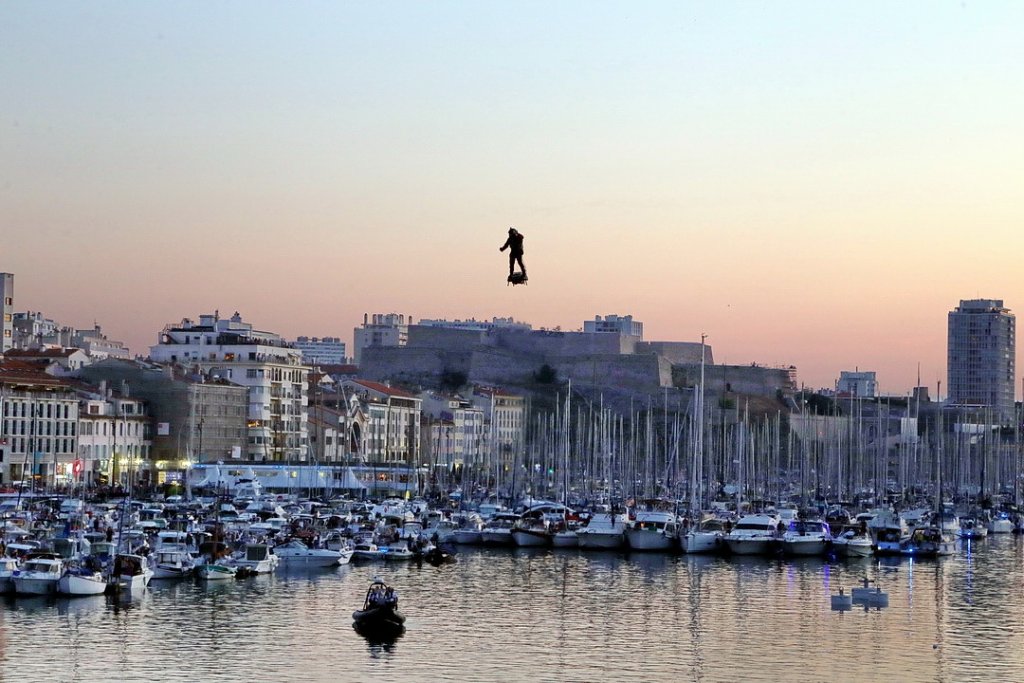 Circulation à Marseille: cet homme a craqué (Photo Robert Poulain)