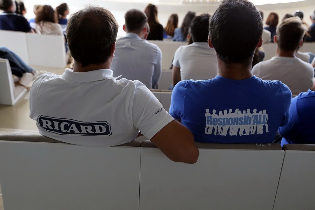 Briefing au sein de thecamp pour une journée où chacun va afficher sa responsabilité (Photo Robert Poulain)