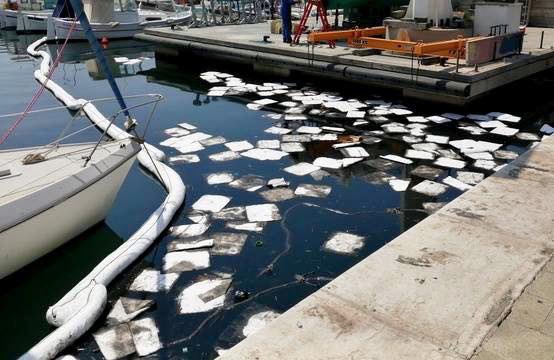 Disposition de feuilles absorbantes oléophiles et hydrophobes dans le Vieux-Port (Capture d’écran Twitter / @AMPMetropole)