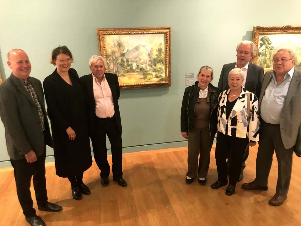 Les prêteurs, la famille Cézanne et Bruno Ely réunis autour de la Sainte-Victoire de l’ex-collection Gurlitt. (Photo M.E).