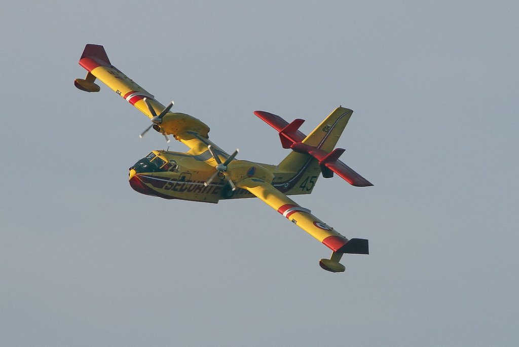 Huit Canadair et un Dash assurent des largages d'eau réguliers (Photo Robert Poulain)