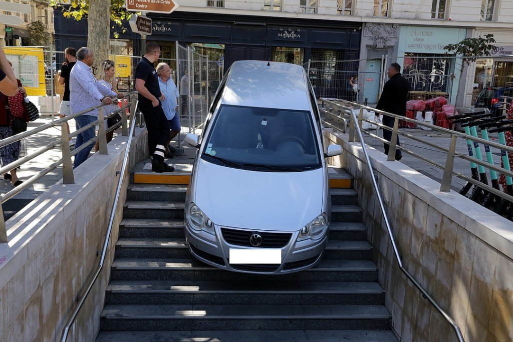 A Marseille quand il n’y a plus de places pour te garer tu prends les escaliers (Photo Robert Poulain)