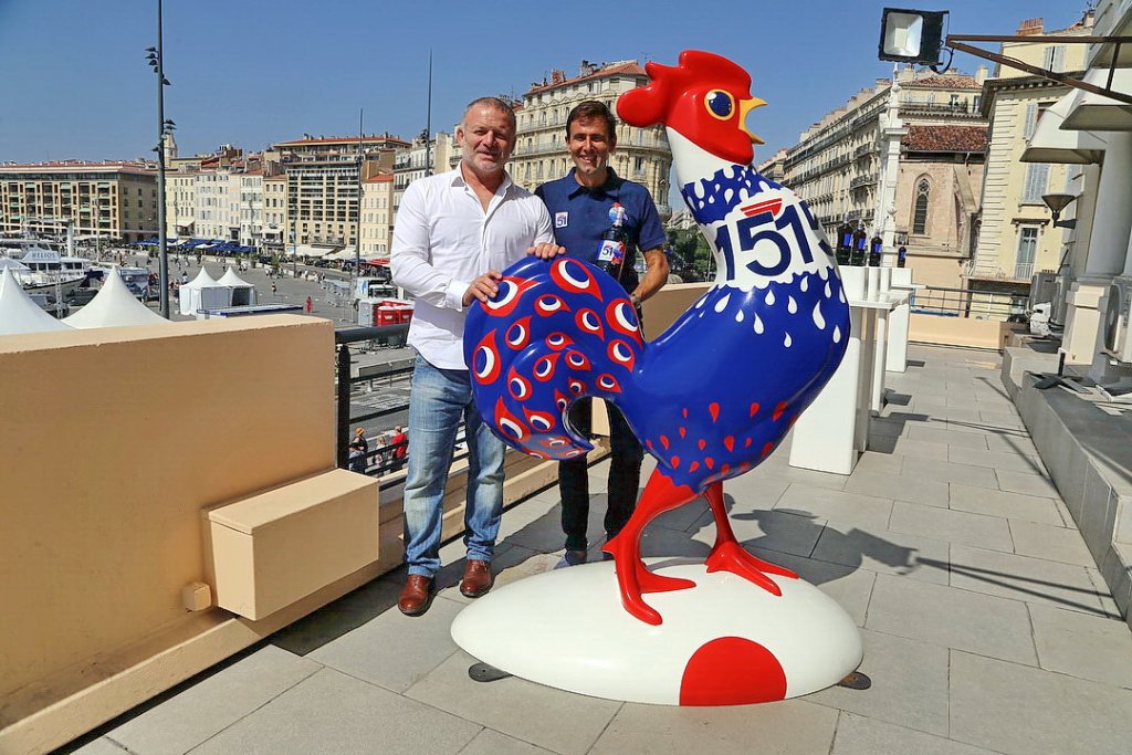 L'artiste Cédric Soulette auprès de son Coq et Cyril Olive (Pernod) bouteille de 51 revisitée par l'artiste en main (Photo Robert Poulain)