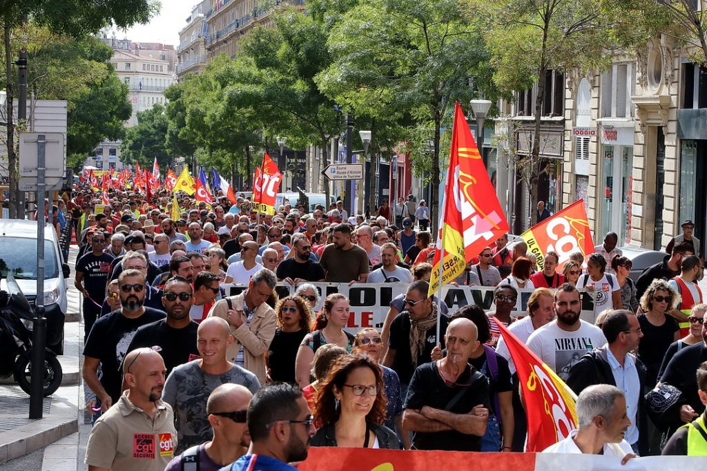 Plusieurs milliers de personnes ont battu le pavé à Marseille contre une réforme des retraites qui annonce la fin des régimes spéciaux (Photo Robert Poulain)