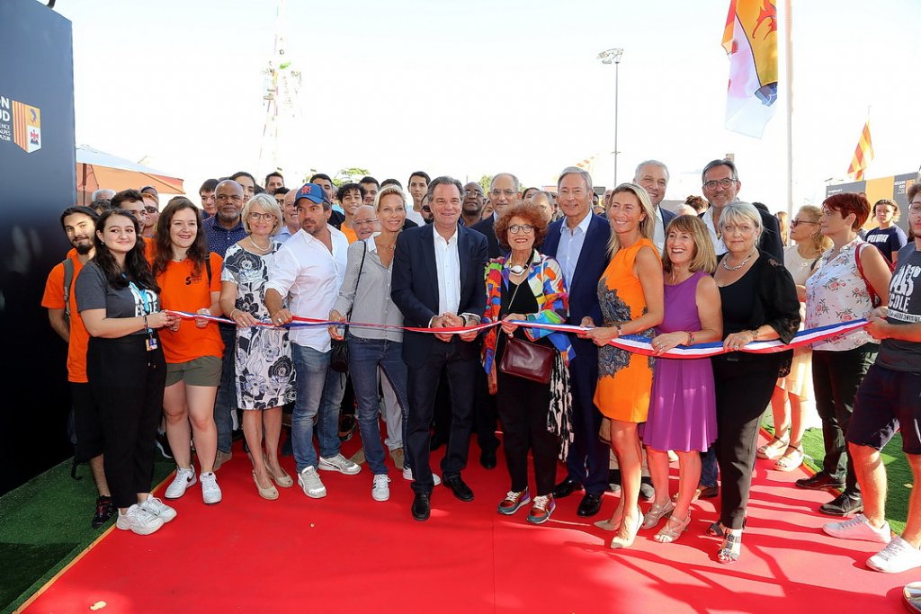 C'est accompagné de l'immense Andréa ferréol que Renaud Muselier a coupé le ruban inaugural du stand de la région Sud (Photo Robert Poulain)