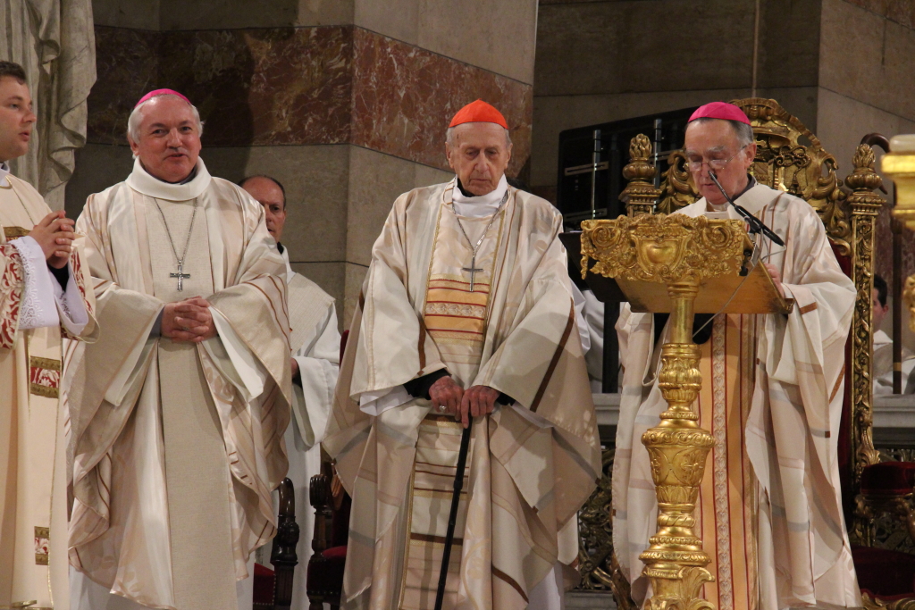 En la cathédrale la Major de Marseille Mgr Etchegaray entouré de Mgr Pontier ancien Archevêque de Marseille et Mgr Aveline nouvel Archevêque de Marseille (Photo Philippe Maillé)