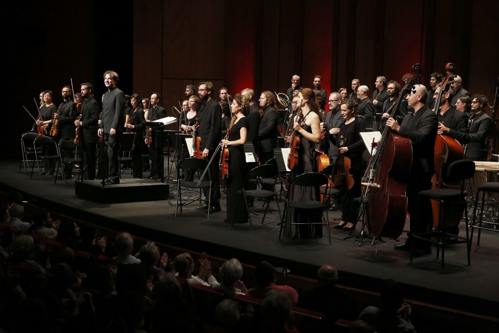 Jérémie Rhorer et les musiciens du Cercle de l’Harmonie recueillent les saluts d’un public conquis au Grand Théâtre de Provence. (Photo Cercle de l’Harmonie-Caroline Doutre.)