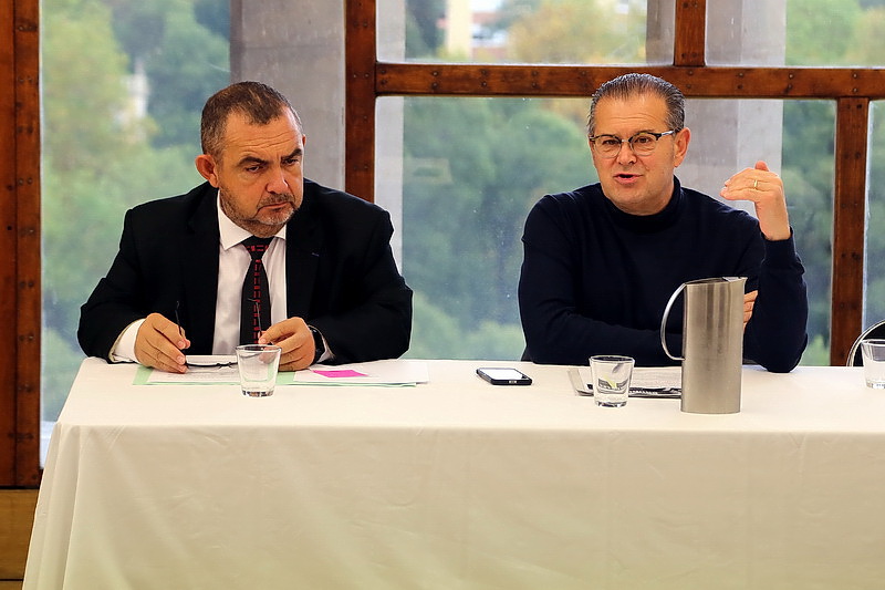 Robert Ciampi, proviseur, et Bruno Gilles, candidat à la mairie de Marseille, ont présenté des pistes de réflexion pour les écoles (Photo Robert Poulain)