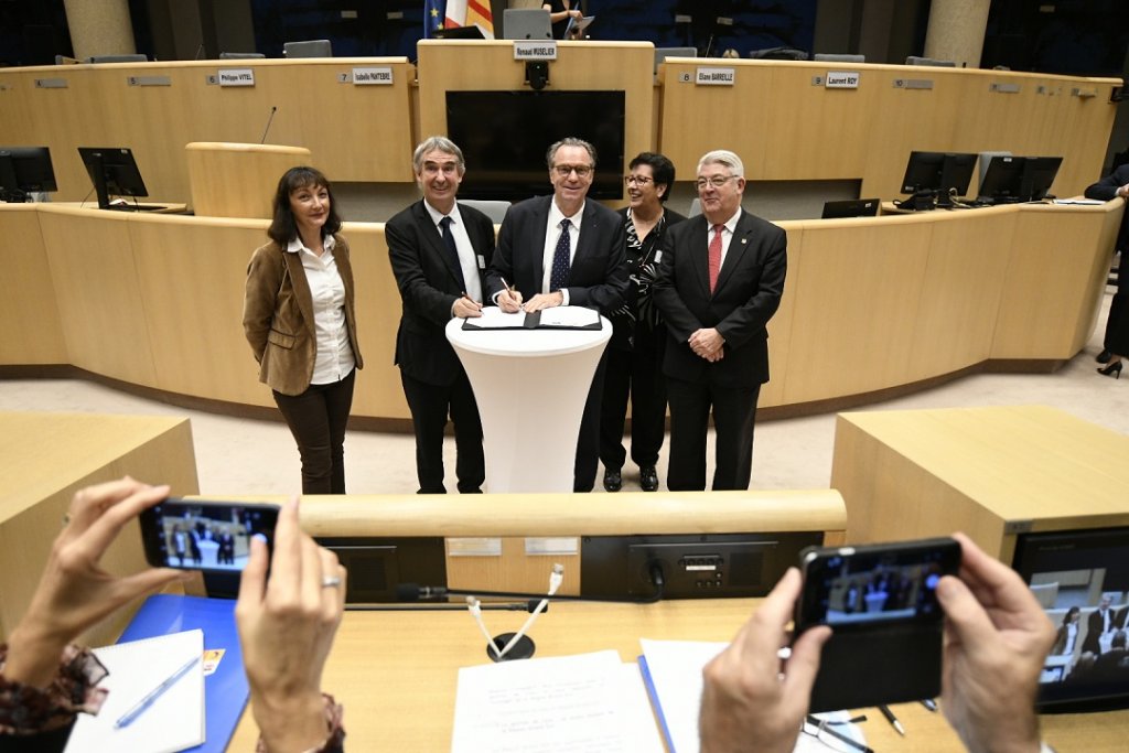 Renaud Muselier signe une convention avec Laurent Leroy directeur général de l'agence de l'eau Rhône-Méditerranée Corse en présence de Philippe Vitel, Eliane Bareille et Isabelle Pantèbre, secrétaire générale pour les affaires régionales (Sgar) auprès du préfet de région (Photo Franck Pennant)