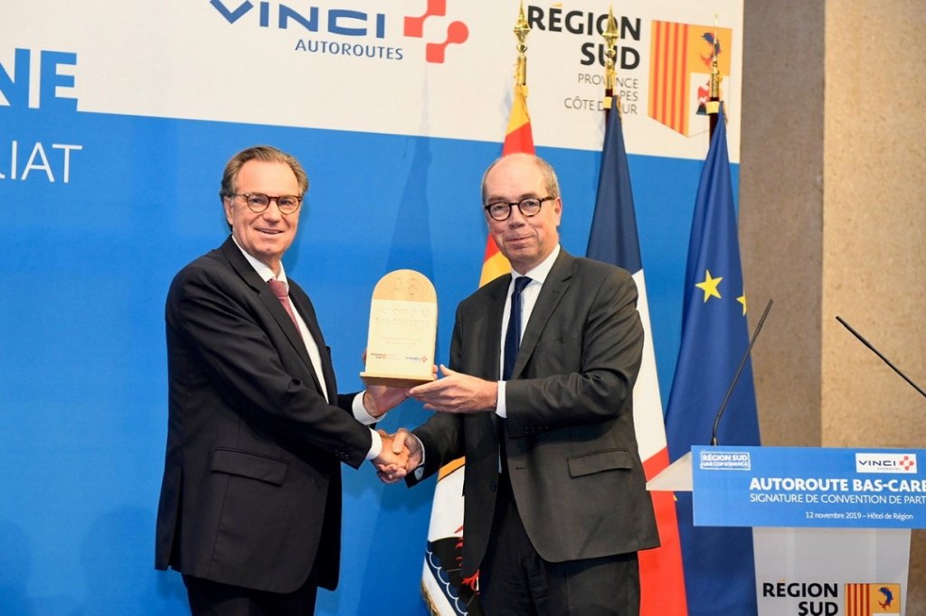 Renaud Muselier et Pierre Coppey ont signé une convention unique en France pour le développement de «Autoroutes bas-carbone» (Photo Claude Almodovar)