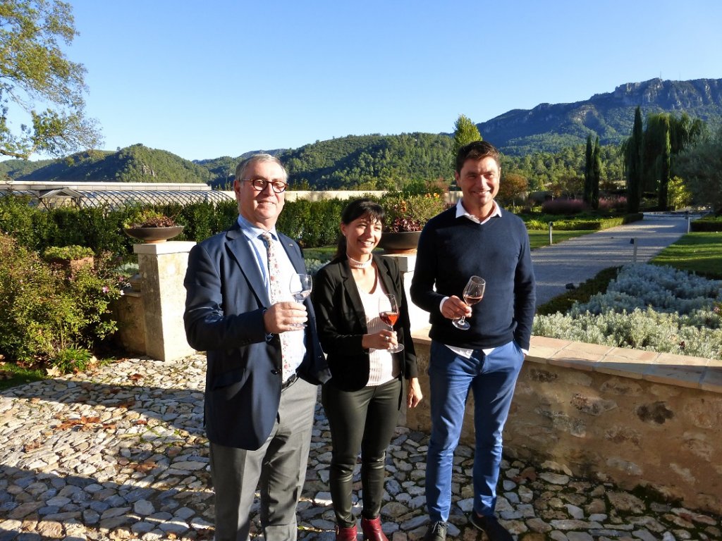 Le Président du Centre du Rosé, Bernard Angelras et Gilles Masson, le directeur, entourent Nathalie Pouzalgues, œnologue et chef de projet au Centre du Rosé qui a organisé les dégustations des journalistes spécialisés à l’occasion du 20e anniversaire. (Photo M.E).