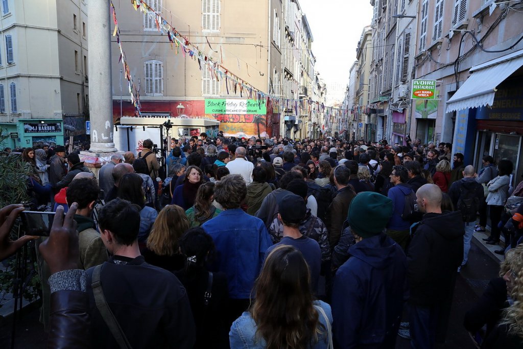 Des milliers de personnes pour un hommage aux victimes à l'heure précise où les immeubles de la honte se sont effondrés (Robert Poulain)