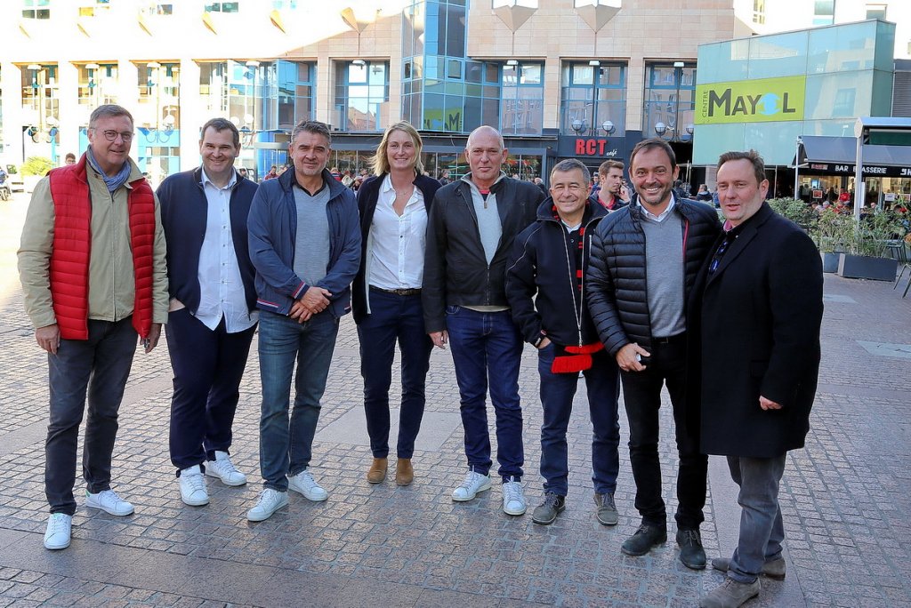 Les Aixois et Marseillais sont venus supporter le RCT - Le PAUC Michel Salomez et Stéphane Cambriels Manager Général - Jean Philippe Poulet Directeur de Transdev et président de l'AUC - Franck Alexandre, Président de la fondation Crédit Agricole et vice-président Domaine les Teyssonnieres à Gigondas - Hervé Lieberman, directeur des sports métropole et territoire du pays d'Aix - Marc Gimenez fondateur de Gimdis - Au réceptif Valérie Merali, directrice ventes et événementiel Var matin/Nice matin - Jérôme Aiguier, directeur Ford Maurin Var - Didier Matras, directeur commercial du RCT (Photo Robert Poulain)