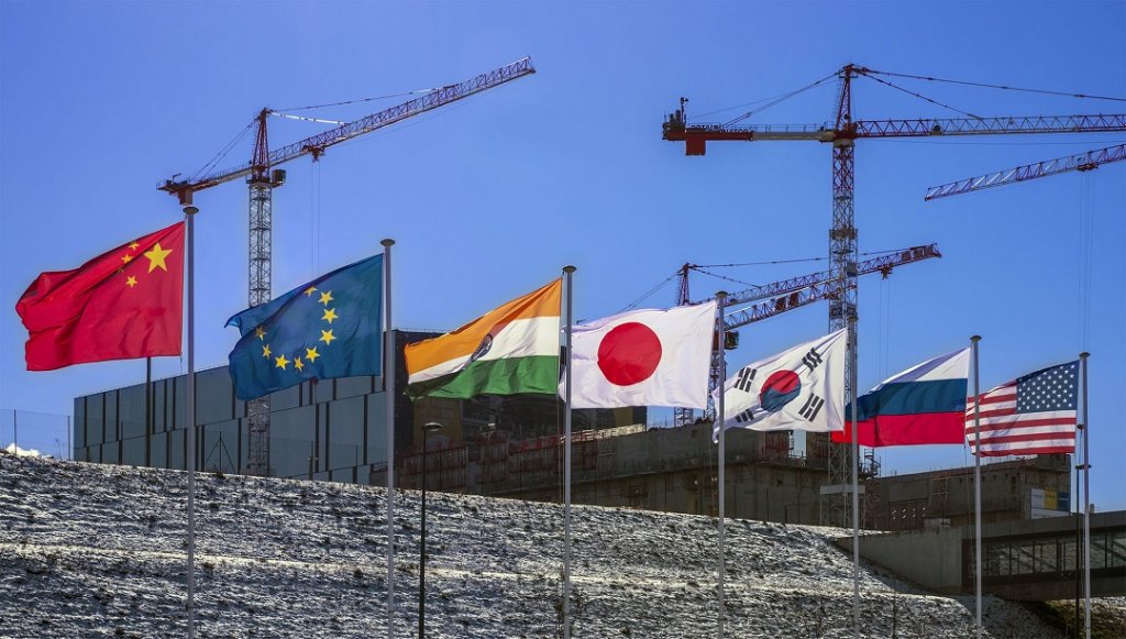 Sept membres, sept drapeaux déployés devant le chantier Iter (© iter.org)