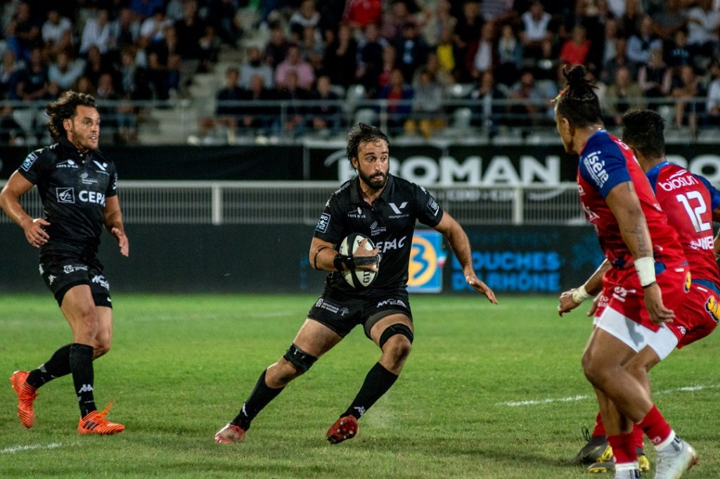 Face à Oyonnax, tentative de cadrage débordement de Bertrand Guiry sous le regard de Thibault Zambelli. (Photo Morgan Mirocolo/Provence Rugby)