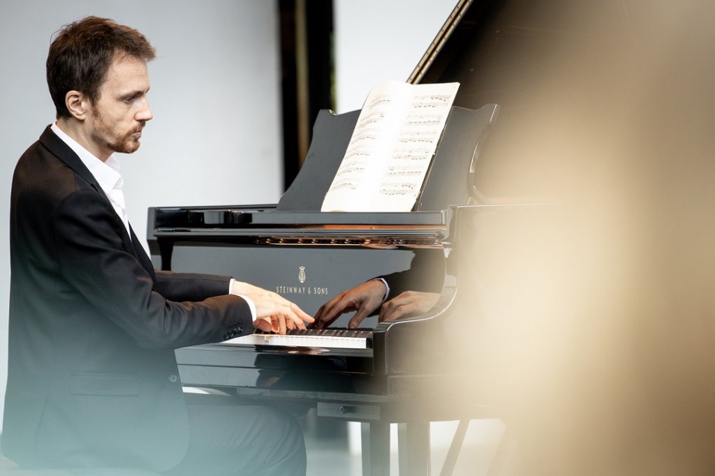 Alexandre Tharaud dans la musique française comme en son jardin. (Photo Christophe Grémiot)