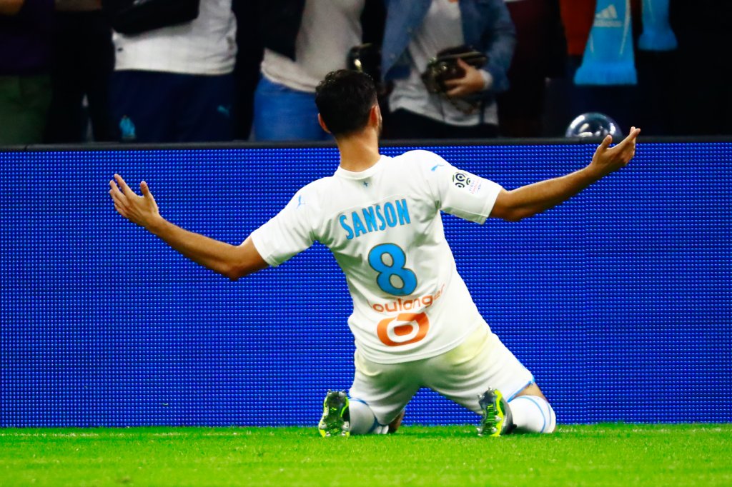 La joie de Sanson à genoux devant les supporters après son but (Photo Wallis.fr/Laurent Saccomano)