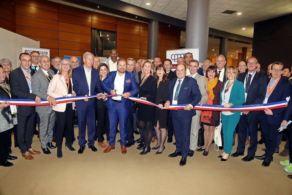 Alain Gargani très entouré coupe le traditionnel ruban inaugural qui a ouvert le Salon Entrepreneurs 13 (Photo Robert Poulain)