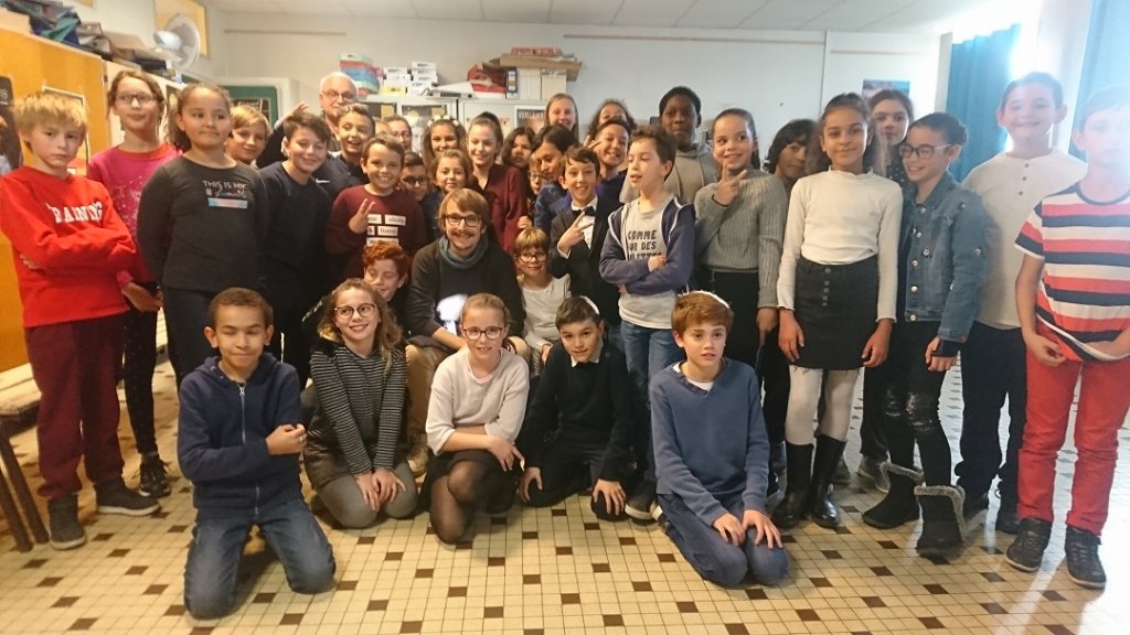 Lorànt Deutsch au milieu des élèves de la classe de Jean-Remi Barland aux floralies d'Aix-en-Provence (Photo Hervé Vaudoit)