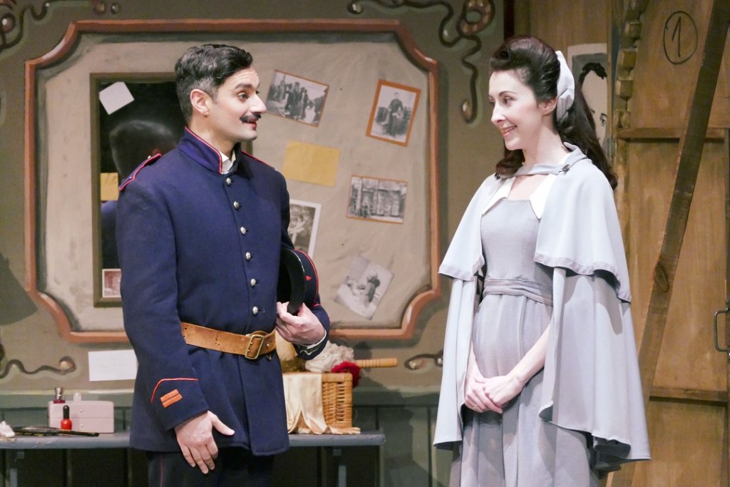 Ici avec Alfred Bironien, Julie Morgane, idéale Mam’zelle Nitouche sur la scène de l’Odéon pour une nouvelle production de l’opérette de Hervé mise en scène par Carole Clin. (Photo Christian Dresse).