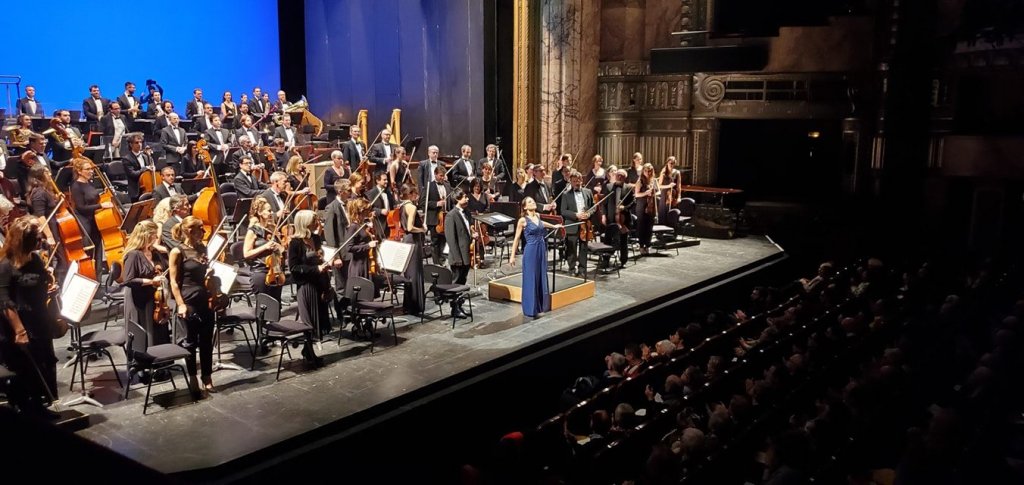 Clelia Cafiero aux saluts devant un grand orchestre de l’Opéra qui a séduit, une fois de plus (Photo D.R.)