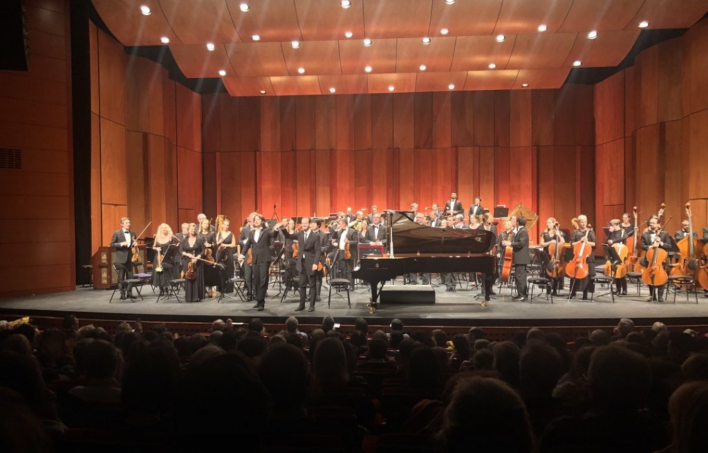 Aux saluts, David Fray et Néstor Bayona devant l’Orchestre Philharmonique de Marseille. (Photo M.E.)