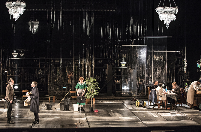 A la Criée, tellurique mise en scène de Jean-François Sivadier de la pièce d’Henrik ibsen « Un ennemi du peuple ». (Photo D.R.)