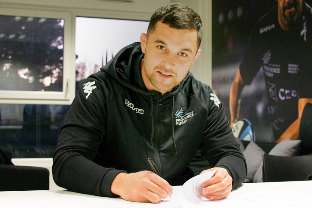 Carl Axtens signe son contrat qui le lie à Provence Rugby jusqu’à la fin de la saison (Photo P.R.)