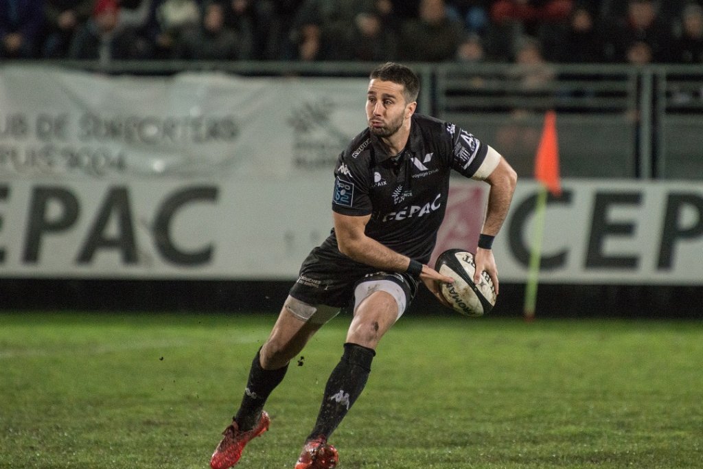 Nicolas Bézy à l’ouverture va s’employer pour retrouver avec les siens le chemin de l’en-but. (Photo Morgan Miracoli)